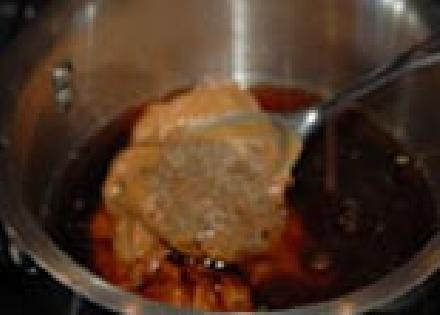 1. Этап. Канапе из свинины с соусом из арахиса: Поставьте маленькую кастрюлю на слабый огонь. Объедините оставшиеся масла, соевый соус, коричневый сахар, кофе.