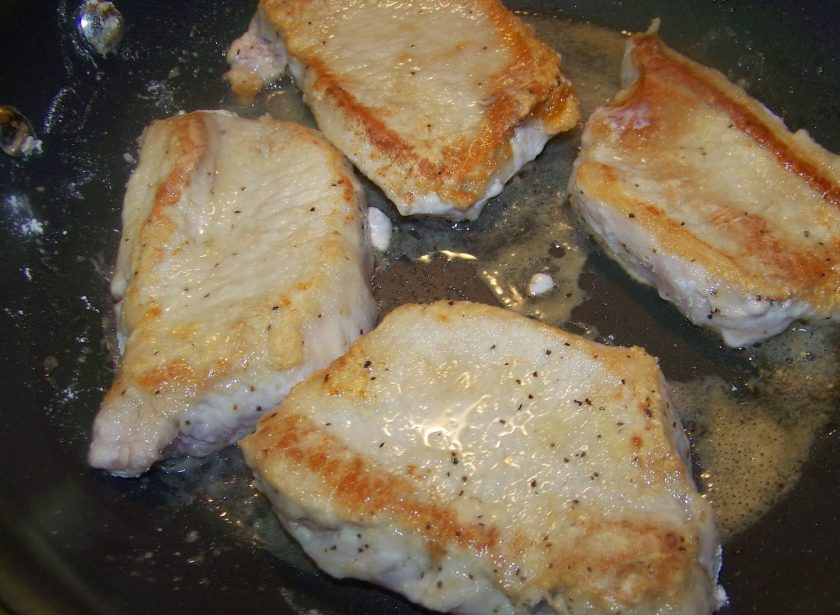 1. Этап. Тушеная свинина с грибами в мультиварке: Обжарьте мясо в мультиварке на растительном масле до золотистого цвета с обеих сторон.