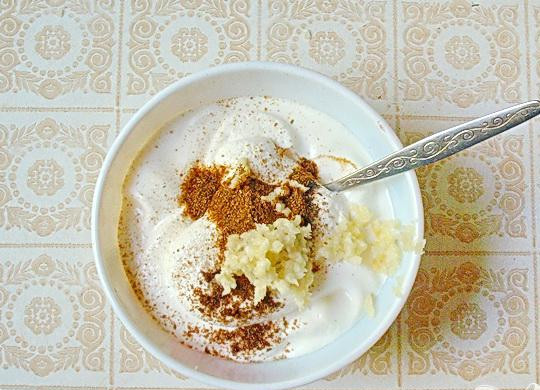 1. Этап. Закуска из кабачков Днестровская: 4. Кабачки выкладываем на лист чистой бумаги или же на салфетку, чтобы лишнее масло впиталось. После того как они немного обсохнут, перекладываем кабачки в пиалу или в мисочку. Теперь приготовим заправку: смешиваем давленый чеснок, сметану, перец и соль. Смазываем заправкой кабачки, нарезанные томаты слоем выкладываем сверху заправки.