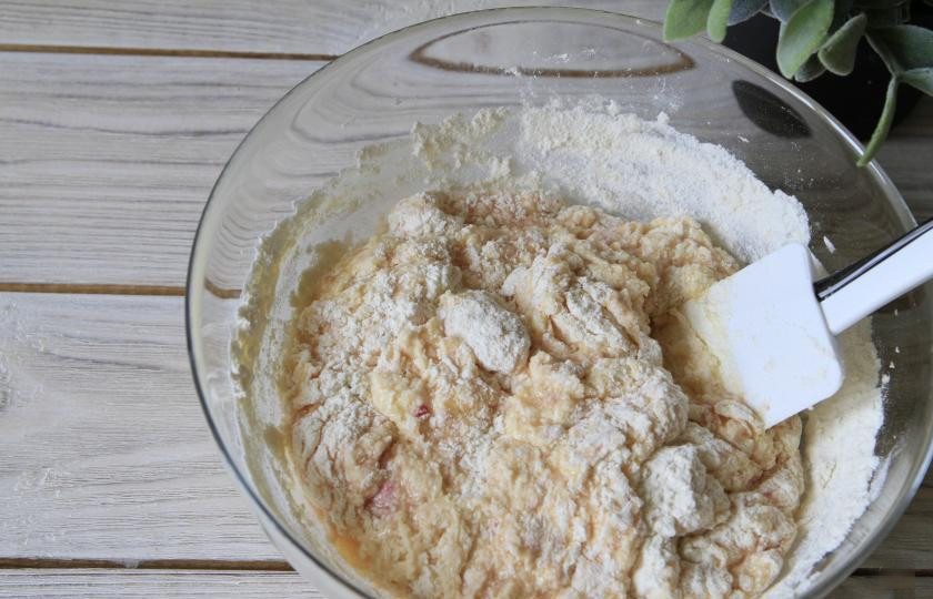 1. Этап. Торт на День Рождения своими руками: Введите часть половины сухой смеси. Аккуратно все перемешайте лопаткой.