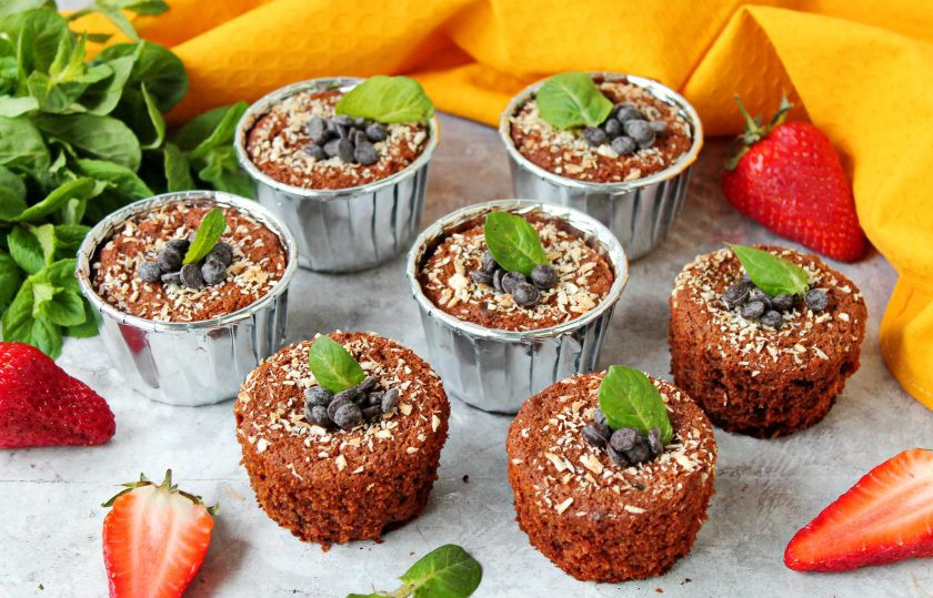 1. Этап. Шоколадные кексы из кокосовой муки: Поставьте противень с шоколадными кексами в горячую духовку и выпекайте в течение 25-30 минут, до сухой спички. Готовые шоколадные кексы из кокосовой муки достаньте и полностью остудите в формочках.