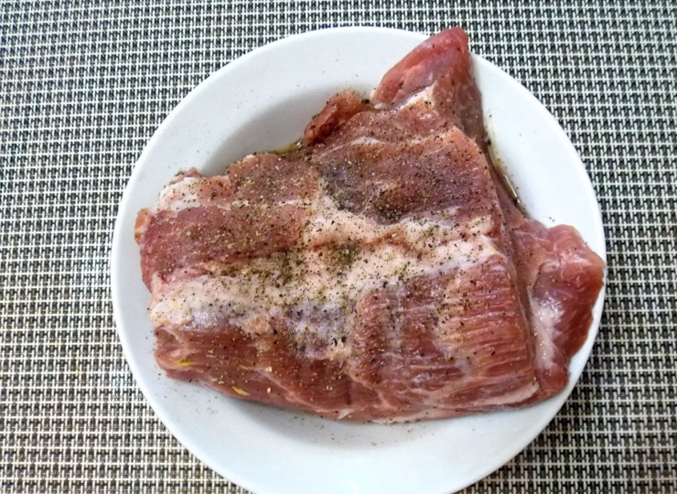 1. Этап. Свинина, запеченная в апельсиновом соусе: Вымойте и обсушите мясо. Посолите, поперчите и оставьте на 30 минут.