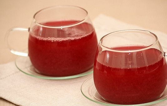 1. Этап. Кисель из свежих ягод: Дайте киселю закипеть, а потом варите его ещё 4 минуты. Можете пробовать напиток в горячем или в холодном виде.