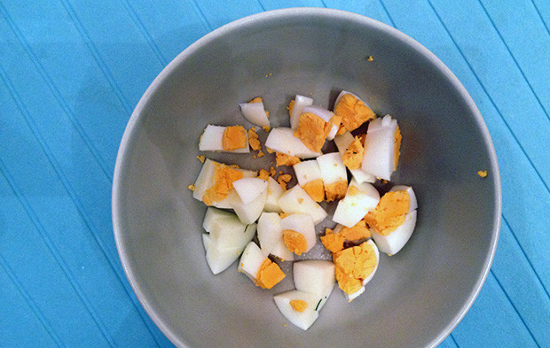 1. Этап. Cуп щавелевый с говядиной: Через 5 минут солим, перчим. Варим на медленном огне еще пару минут. Затем достаем мясо и нарезаем его на маленькие кусочки, затем возвращаем обратно в кастрюлю. Пока суп томится вкрутую отвариваем яйца, очищаем их и нарезаем кубиками. Кладем на дно тарелки.