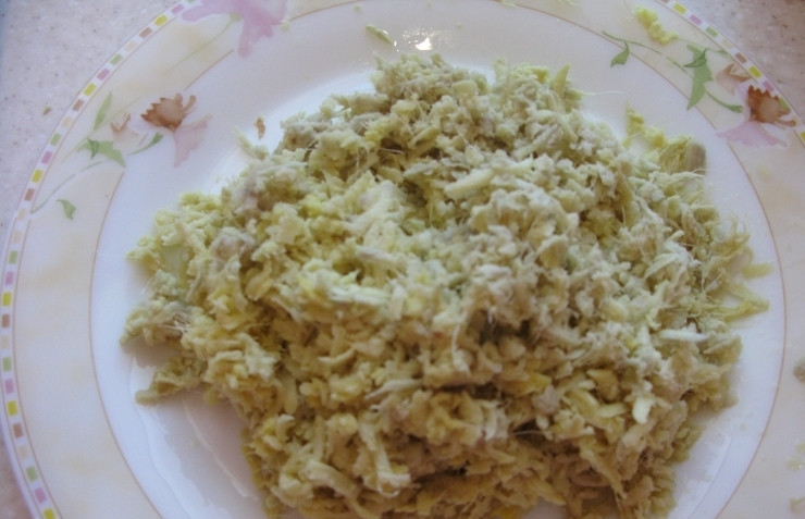 1. Этап. Суп с морепродуктами: Имбирь почистите и натрите на мелкой тёрке.