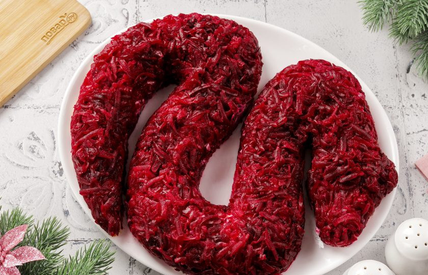 1. Этап. Селедка под шубой на год Змеи 2025: Последний слой — тертая на крупной терке свекла.