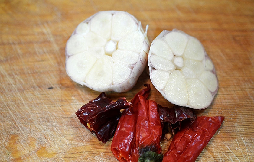 1. Этап. Огурцы соленые (без уксуса): 3. Чеснок можно не чистить, а просто разрезать головку поперек, чили нарежьте.