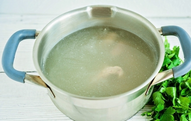 1. Этап. Селянка: Доведите воду до кипения. Положите в неё промытое мясо. Варите бульон до готовности вместе с лавровым листом и перцем, около 1,5 часов. Готовый бульон процедите, а свинину остудите и отделите от кости.