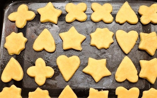 1. Этап. Песочное печенье (простой рецепт): Вырежьте формочкой изделия из пласта. Выложите их на противень.