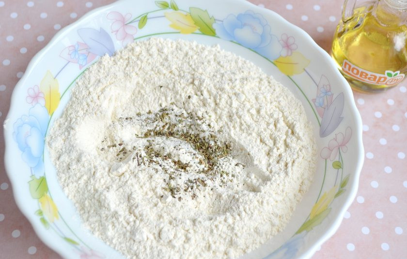 1. Этап. Булочки-косички: 2. Смешайте два вида муки с сахаром, солью и мятой. Если дрожжи сухие быстродействующие, то добавьте их сразу к муке. У меня свежие, их нужно залить теплой водой и оставить на 5 минут.