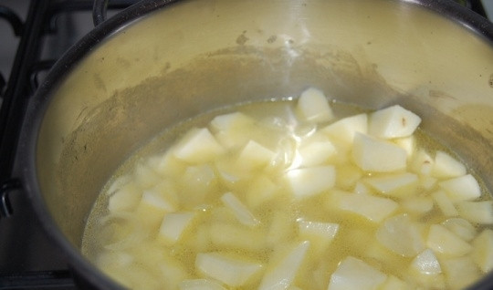 1. Этап. Вкусный суп-пюре: Влейте воду, добавьте немного соли.