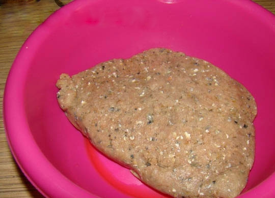 1. Этап. Котлеты из краснопёрки: 3. Филе красноперки несколько раз пропустите через мясорубку. Если вы беспокоитесь, что в красноперке много костей, не волнуйтесь: при готовке они распарятся и их практически не будет слышно.