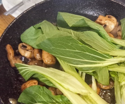 1. Этап. Грибная лапша с пак-чой: Снизить огонь, добавить пак-чой, накрыть сковороду крышкой и готовить пак-чой 2 минуты до размягчения.