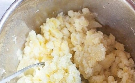 1. Этап. Картофельная начинка для пирогов: В готовый картофель добавьте оставшееся масло и превратите его в пюре.