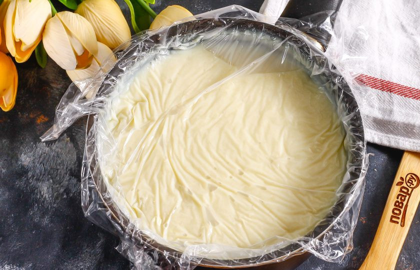 1. Этап. Шоколадный медовик: Поместите емкость на плиту, и заварите крем в течение 10-15 минут до необходимой густоты. По желанию можно добавить немного лимонного сока или лимонной кислоты, но уже после того, как масса загустеет. Вмешайте в нее сливочное масло, накройте пищевой пленкой стык в стык и поместите на холод примерно на 1 час.