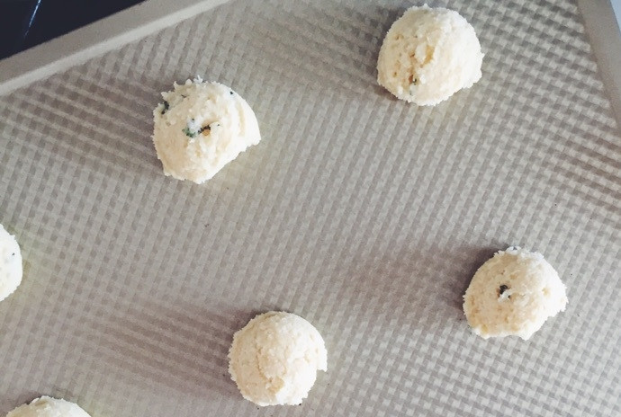 1. Этап. Миндальное печенье с лавандой: 4. Спустя час достаньте тесто и разделите его на части. Скатайте шарики и выложите на противень. Немного придавите каждое печенье и украсьте листочком лаванды.