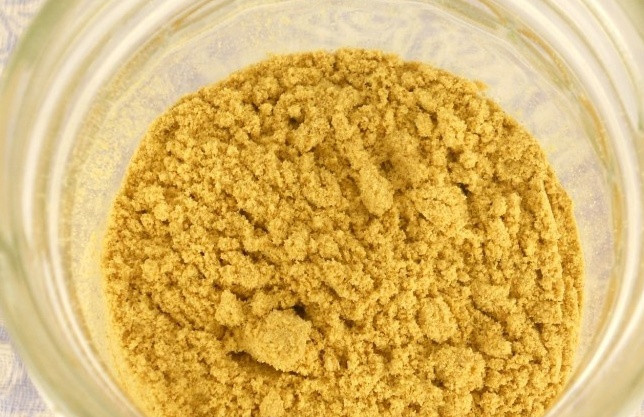 1. Этап. Соус для трески: 2. Обратите внимание, что горчица должна быть сухой (не в зернах). Добавлять ее нужно по вкусу. Я обычно кладу чайную ложку на 200гр йогурта.