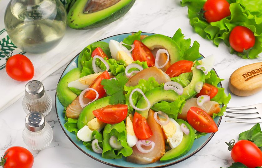 1. Этап. Салат с копченой треской и авокадо: Очистите мелкие луковицы и промойте их в воде, нарежьте кольцами. Добавьте сверху на салат вместе с солью и молотым черным перцем. Аккуратно сбрызните приготовленное блюдо растительным маслом.