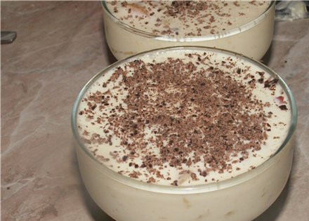 1. Этап. Сметанное суфле: 5. Низ суфле можно сделать из шоколада, а верх посыпать какао или также тертым шоколадом. Украсить суфле можно фруктами, полить сиропом, карамелью, шоколадом или сгущенным молоком.