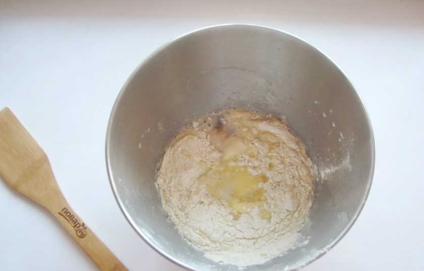 1. Этап. Дрожжевое тесто в планетарном миксере: Добавьте яйцо. Всыпьте ванильный сахар и просеянную муку.