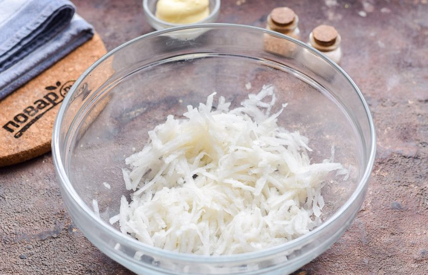 1. Этап. Салат с дайконом и майонезом: Дайкон очистите, сполосните, просушите. Натрите дайкон на средней терке.