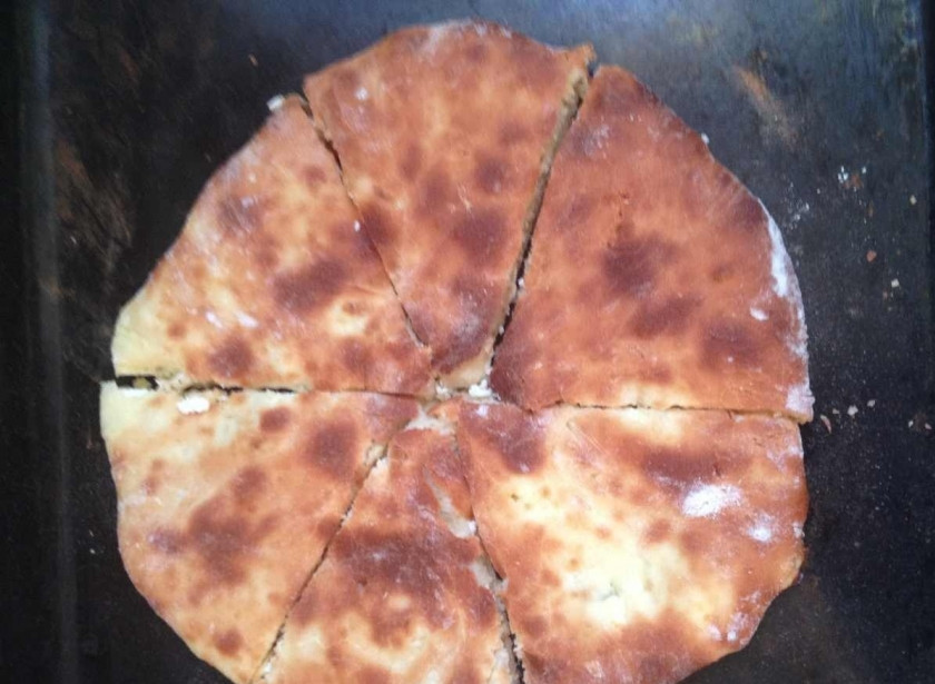 1. Этап. Хачапури с брынзой: А теперь выкладываем на смазанный противень, отправляем в духовку на 20 минут при 180 С. Готовые хачапури с брынзой смазываем маслом и подаем. Приятного аппетита)