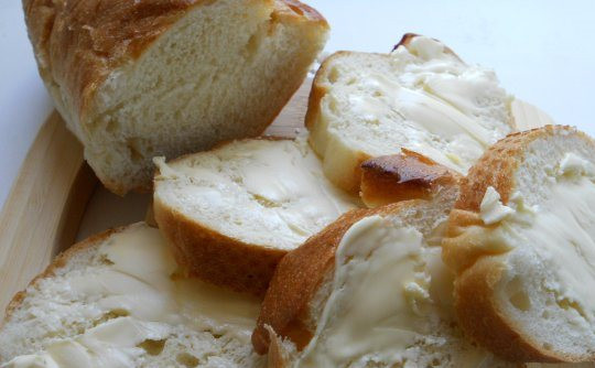 1. Этап. Маленькие бутерброды с семгой: Намазываем ломтики багета сливочным маслом.