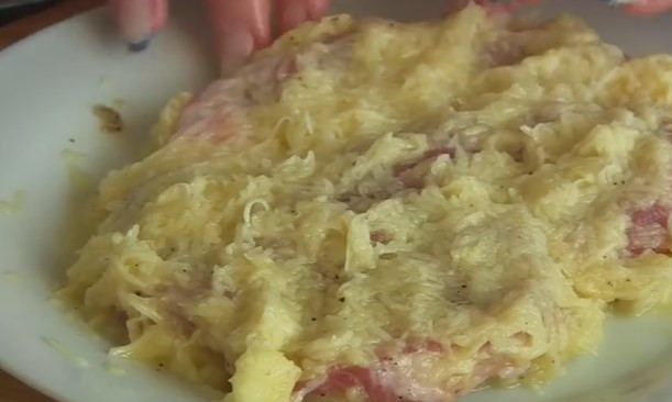 1. Этап. Отбивная Медвежья лапа: 5. Взбейте венчикои 2 яйца. Окуните отбивную в этот кляр, затем выложите на подушку из тертого картофеля и накройте им же сверху.