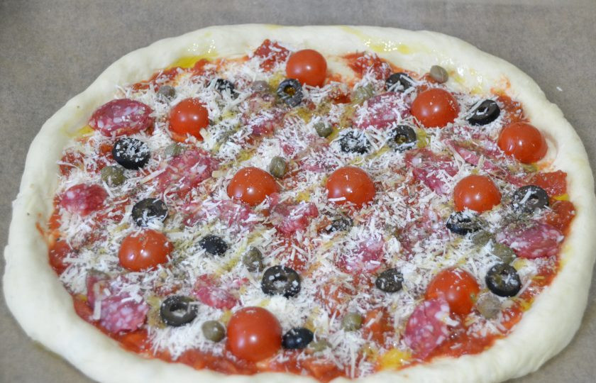 1. Этап. Пицца Пикантная: Присыпьте сверху сухим базиликом, 