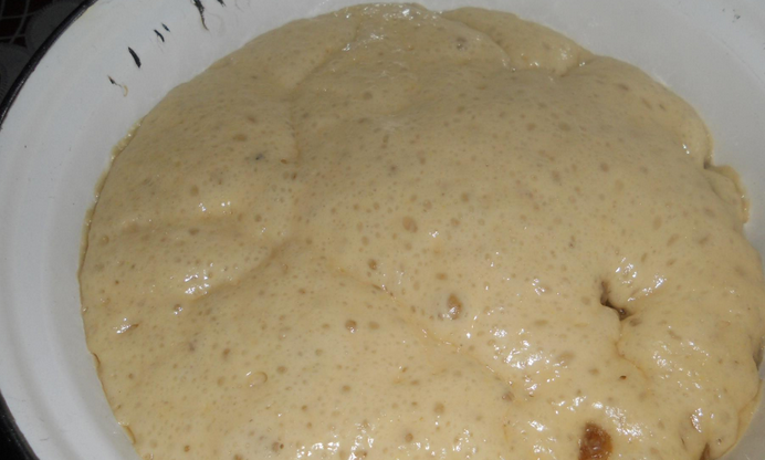 1. Этап. Кекс из дрожжевого теста: Когда замесите тесто, накройте его полотенцем и поставьте в теплое место, чтобы подошло. Где-то на 1 час.