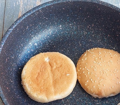 1. Этап. Двойной мясной бургер с карамелизированным луком: Булочки разрезать пополам, обжарить на сковороде срезом вниз.