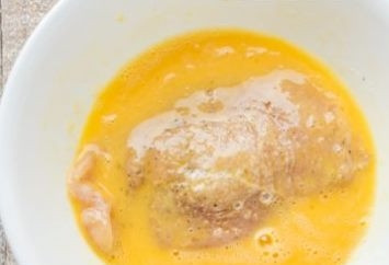 1. Этап. Ленивые Котлеты по-киевски: Яйца взбейте до однородности, после муки окуните котлету в них.