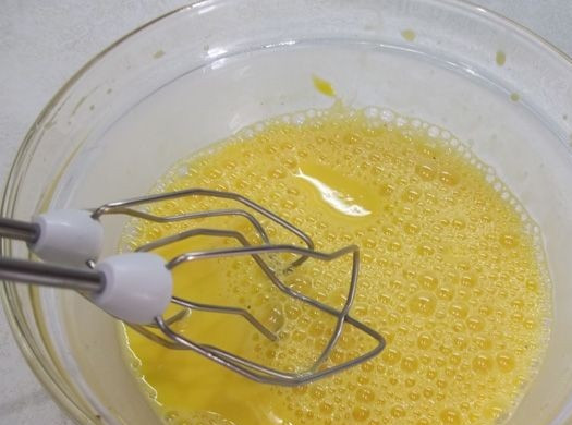 1. Этап. Омлет для кормящей мамы: 3. Масса должна получится однородной. Для более плотной текстуры можно добавить немного просеянной муки.