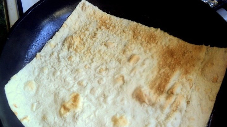 1. Этап. Конвертики из лаваша: Лаваш нарежьте квадратами размером примерно 20х20 см. На сковородке разогрейте сливочное и растительное масло. Лаваш слегка смочите водой и поджарите с одной стороны буквально несколько секунд.