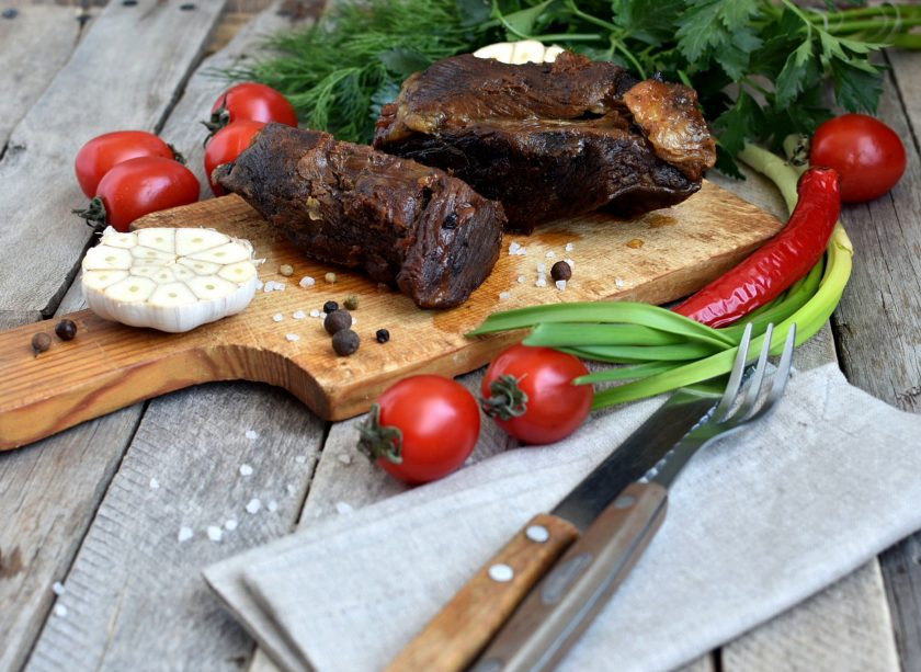 1. Этап. Говядина, томленная в оливковом масле: При подаче посыпьте крупной солью. Подавайте со свежими овощами, зеленью и острым перцем.