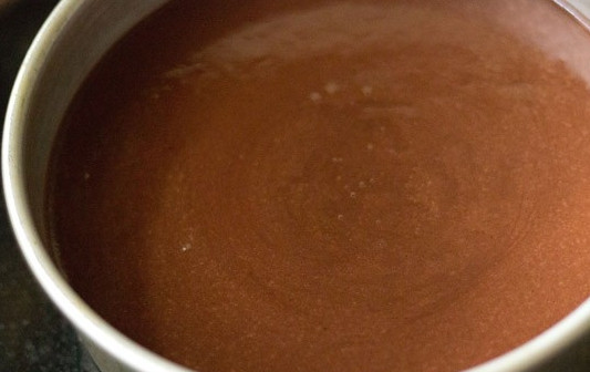 1. Этап. Шоколадно-вишневый торт: 7. Вылейте тесто в жаропрочную форму и отправьте в разогретую до 180 градусов духовку. Пеките, проверяя на готовность деревянной палочкой.