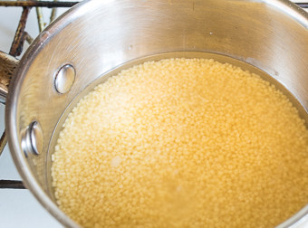 1. Этап. Кускус с грибами: 2. Кус-кус выложите в кастрюлю и залейте кипятком. На среднем огне пусть поварится буквально пару минут, а затем снимите с огня и оставьте под крышкой.