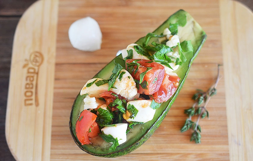 1. Этап. Каприз в авокадо: 5. Подайте к столу. Приятного аппетита!