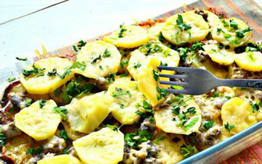 1. Этап. Запеканка картофельная с консервами: 5. Достаньте запеканку с консервами из духовки, и посыпьте сверху нарезанной зеленью. Горячей подавайте к столу. Приятного аппетита!