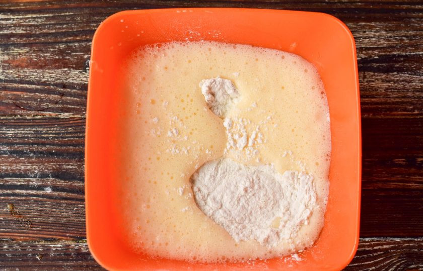 1. Этап. Чак-чак, который тает во рту: Влейте воду и всыпьте стакан муки высшего сорта. Немного все перемешайте.