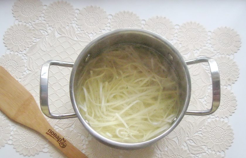 1. Этап. Суп с креветками и лапшой: Доведите бульон до кипения и выложите в кастрюлю лапшу. Посолите по вкусу. Варите лапшу 3-4 минуты.