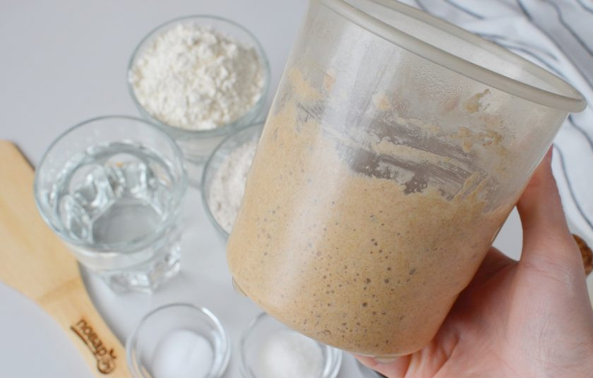 1. Этап. Черный хлеб на закваске: Моей закваске пять дней, она полностью готова, о чем говорят пузыри и кисловатый приятный запах. Рассказываю, как приготовить закваску. Первый день: 50 грамм ржаной муки + 50 мл. воды. Размешать, накрыть салфеткой и оставить в теплом месте на сутки (я ставлю около батареи). Второй день: добавьте 50 грамм ржаной муки и 50 мл. воды, размешайте и поставьте в теплое место. Третий день: должно начаться брожение, возникнет приятный кисловатый запах. Если этого не произошло, причина — в муке или температуре (она должна быть не ниже 20°C и не выше 30°C). Если закваска начала пузыриться, добавляем уже 100 грамм ржаной муки и 100 мл. воды, размешиваем и оставляем на сутки. Четвертый день: закваска готова, но она молоденькая, не крепкая, печь уже можно. Но я предпочитаю печь на 5 день. Готовую закваску храните в холодильнике.