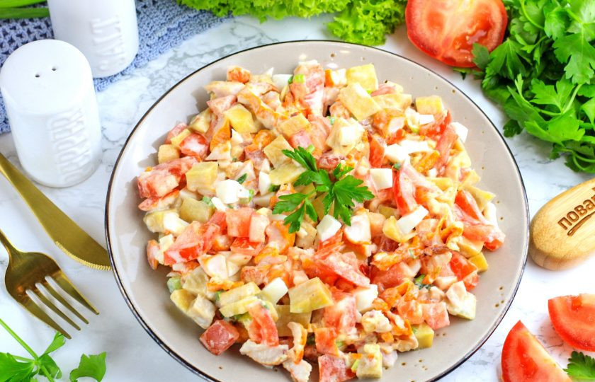 1. Этап. Салат с копченой курицей и манго: Выложите приготовленный салат на тарелки и подайте к столу сразу же после приготовления, пока помидоры не выпустили сок.