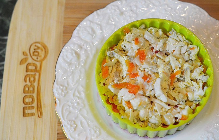 1. Этап. Салат Сёмга на шубке на 8 марта: 5. Затем — яйца и немного майонеза.