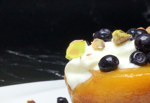 1. Этап. Карамелизированные персики: Теплые персики выложить на порционные блюда, полить карамельным соком со сковороды, добавить крем, украсить черникой и фисташками. Приятного аппетита!