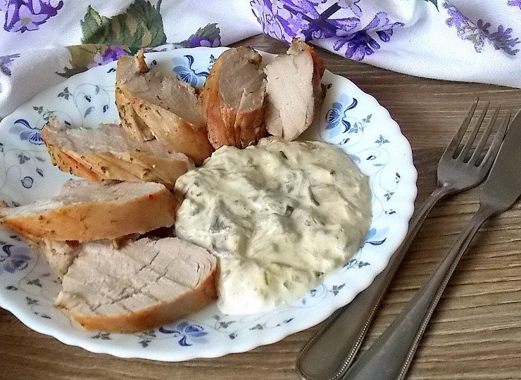 1. Этап. Свиная вырезка по-французски: Порежьте мясо и подавайте с соусом.