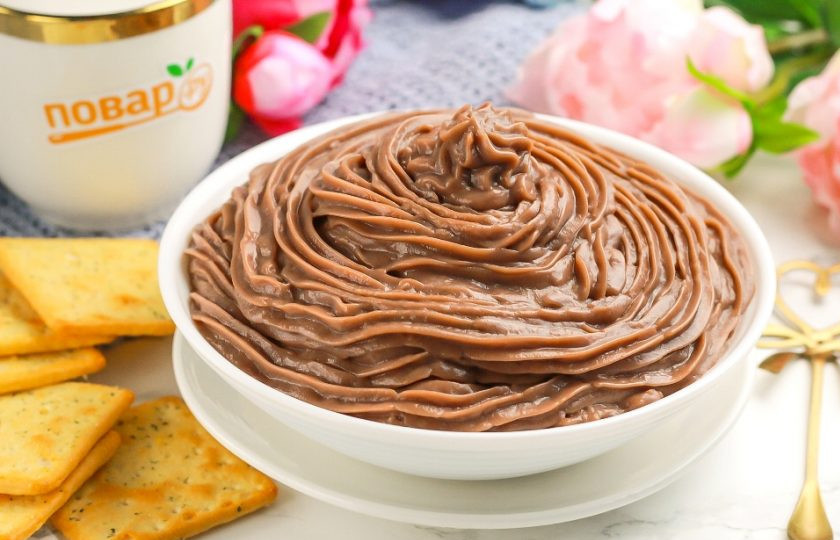 1. Этап. Шоколадный заварной крем: Выложите его в кондитерский шприц или пакет и наполните эклеры, профитроли или просто отсадите его в пиалы, креманки.