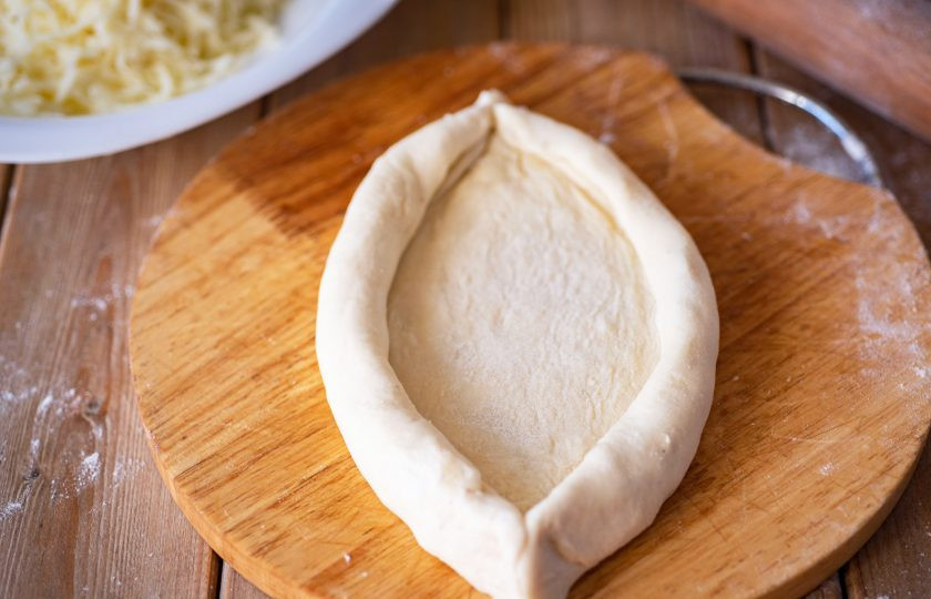 1. Этап. Хачапури по-аджарски на кефире: Подкатайте края теста в бортики и сформируйте лодочку, как на фото. Получается 3 таких лодочки.