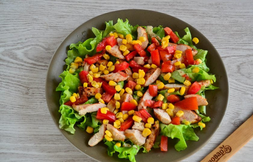 1. Этап. Салат с гренками: Следом разложите нарезанный помидор и консервированную кукурузу.