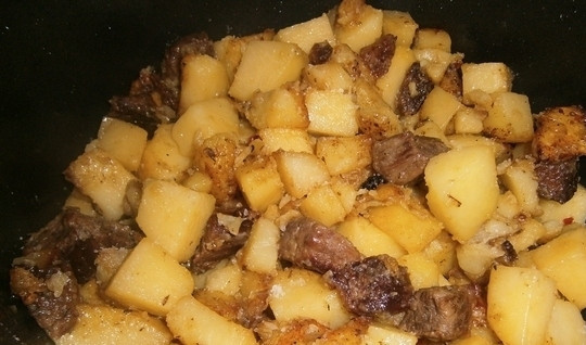 1. Этап. Жареное мясо с картошкой в мультиварке: Когда мясо станет золотистым по цвету, добавьте в него соль и перец. Всыпьте картофель. Жарьте ещё 15 минут.